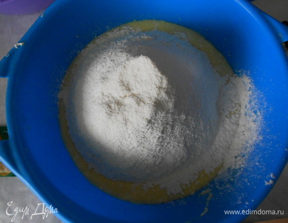 Молоко и сыворотку подогреть, соединить. Яйца взбить. В молочную смесь добавить взбитые яйца, размягченное сливочное масло, соль, ванилин. Перемешать. Добавить просеянную муку с дрожжами.