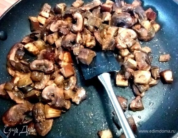 Разогреть подсолнечное масло и обжарить грибы, нарезанные на пластинки, и не крупные баклажаны, нарезанные мелким кубиком до готовности. Посолить и поперчить, отставить в сторону. Для заправки смешать сок и цедру лайма, рисовый уксус, мед (можно заменить сахаром или как я сиропом агавы), хорошего качества кунжутное масло, растертый в кашицу зубчик чеснока и мелко нарезанный перец чили без семян и перепонок. Нужно ли говорить, что остроту каждый определяет по своему вкусу?