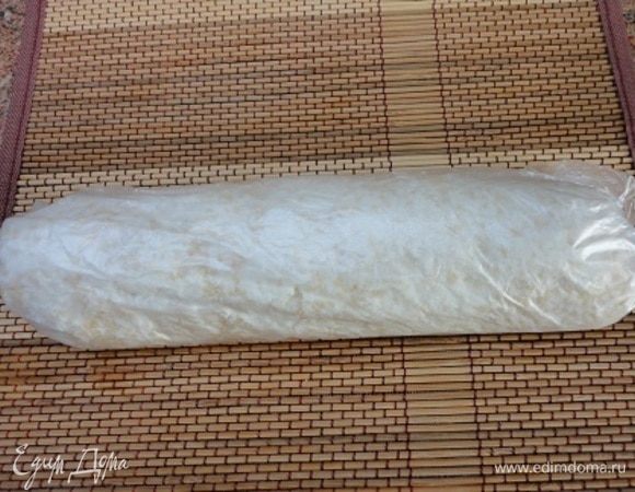 Заверните рулет и оставьте в холодильнике на полчаса.