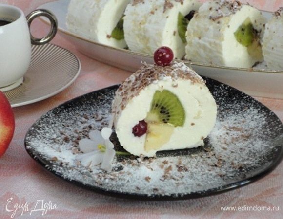 Нарезайте роллы ножом, смоченным в воде. Посыпьте сахарной пудрой и тертым шоколадом.