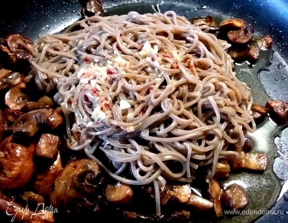 Сварить собу согласно инструкции на упаковке. Откинуть на дуршлаг и промыть под холодной водой. Дать стечь жидкости. Выложить собу к остывшим овощам, добавить соус, перемешать.