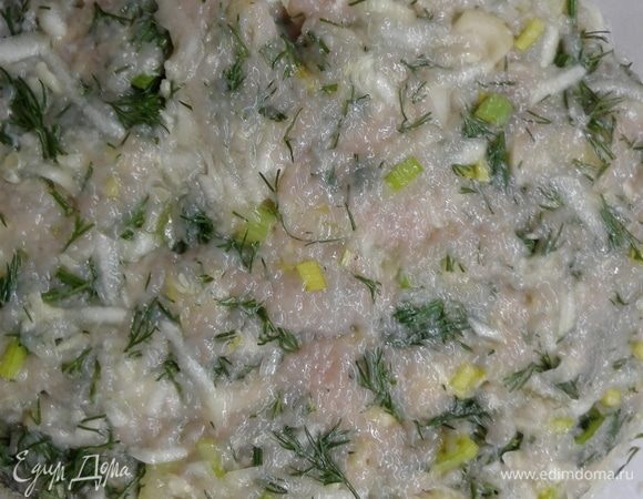 Добавить соль, яйцо. Все ингредиенты перемешать. Оставить минут на 10 в холодильнике.