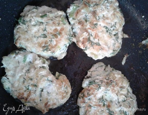 Котлеты формируем с помощью ложки (по форме они больше похожи на оладьи). Котлеты нужно пожарить на небольшом огне 5–7 минут с каждой стороны. Блюдо готово.