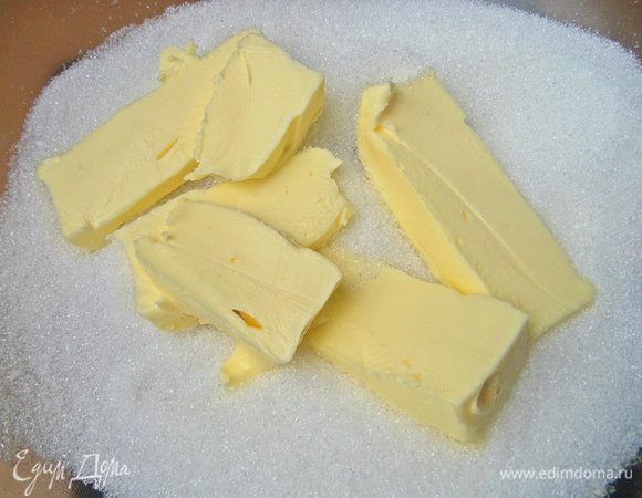 Мягкое масло растереть с сахаром и ванилью.
