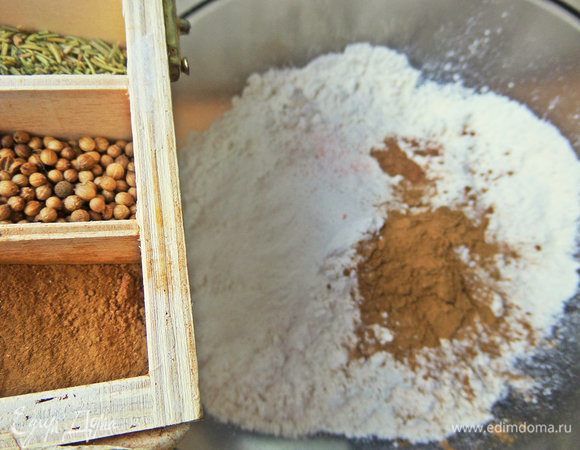 В муку всыпать корицу, ваниль и мускатный орех.