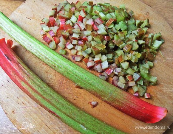 Молодой ревень просто нарезать шайбочками. Толстые стебли сначала разрезать вдоль.