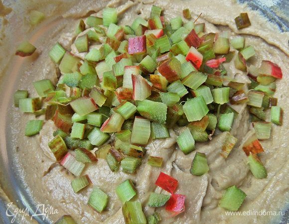 Пересыпать в тесто.