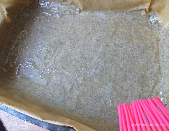 Форму с пергаментом смазать.