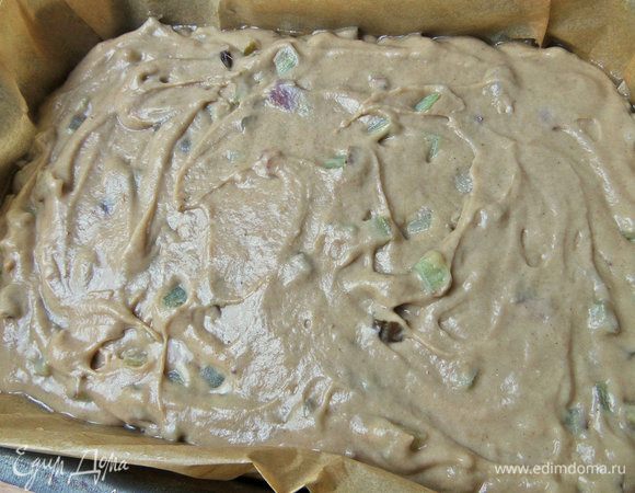 Распределить тесто по дну.