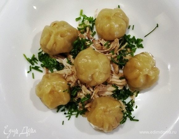 Готовый бульон процеживаем. Курицу разбираем на волокна. Укладываем в тарелку немного курицы, зелень, вонтоны.