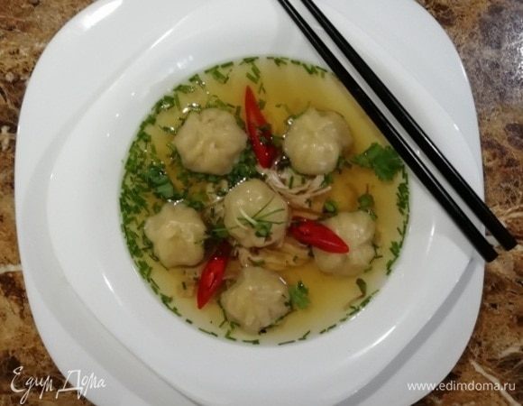 Заливаем ароматным бульоном, по желанию добавляем острый перец чили.