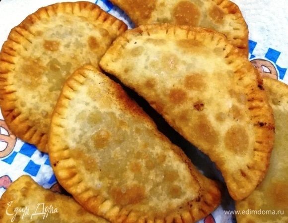 Когда вам надоест лепить вонтоны или покажется, что их достаточно, сделайте из этого теста и фарша чебуреки. Можете подать их к супу. Не совсем по-китайски, но очень вкусно)