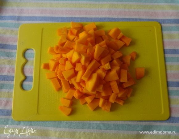 Овощи почистить, вымыть, обсушить. Тыкву нарезать мелкими кубиками.