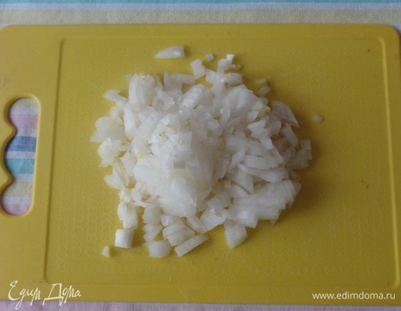 Лук мелко нарезать.