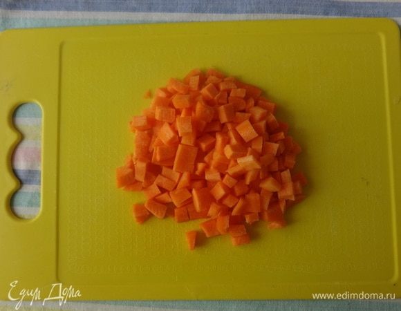 Морковь нарезать мелкими кубиками.