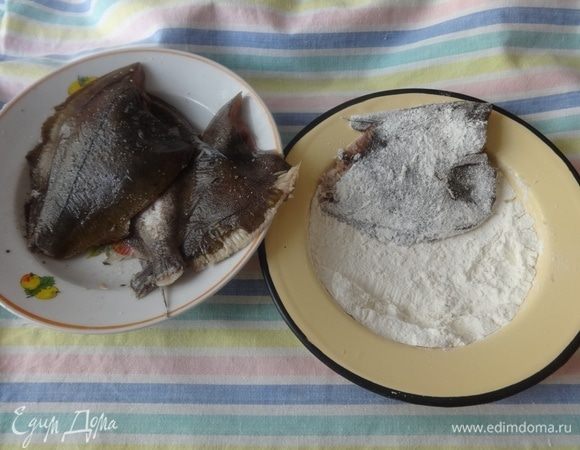 Камбалу посолить, поперчить, обвалять в муке.