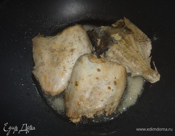 В сковороду налить часть масла и обжарить рыбу по 1 минуте с каждой стороны.