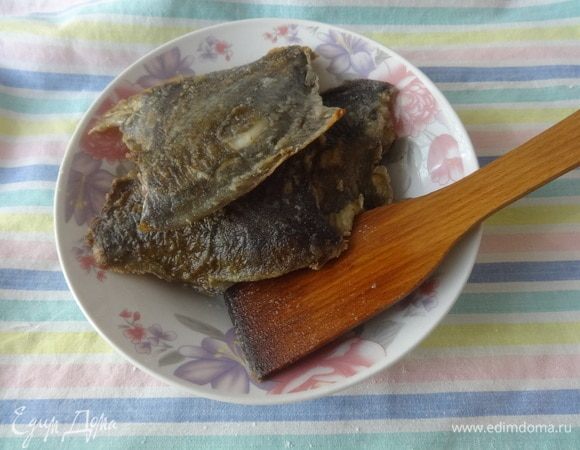 Выложить рыбу на тарелку.