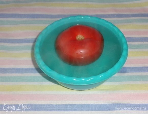 Помидор положить в миску и залить кипятком на 5 минут.