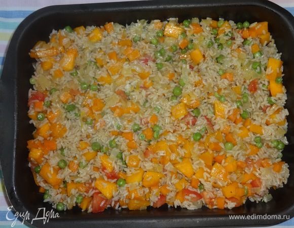 Оставшимся маслом смазать форму для запекания. Выложить рисово-овощную массу. Посыпать тимьяном и розмарином.