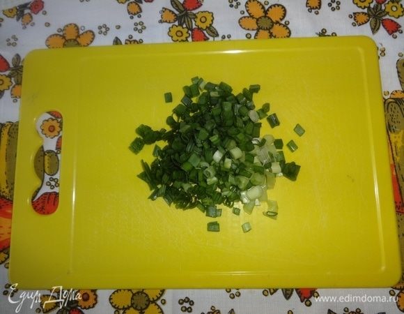 Все овощи и зелень вымыть, обсушить. Лук мелко нарезать.