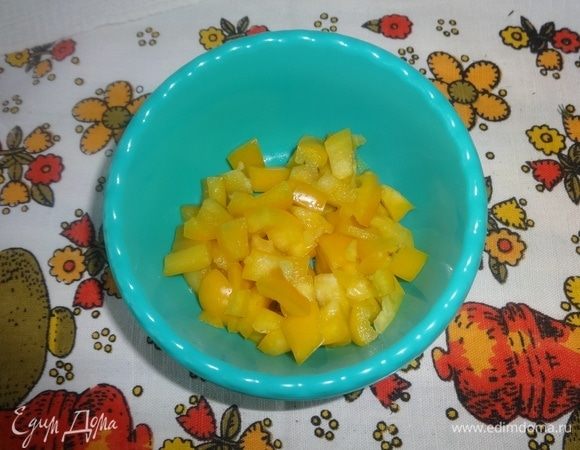 Перец освободить от семян и перегородок, нарезать кубиками. У меня перец был большой и я взяла половину.