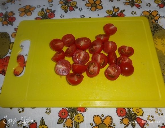 Помидоры черри разрезать пополам.