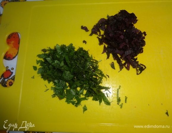 Базилик и зелень мелко нарезать.