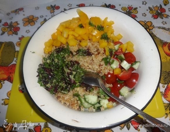 В чашке соединить все нарезанные овощи, булгур, заправку и перемешать.