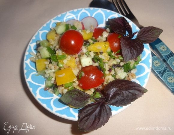 Разложить салат по тарелкам и наслаждаться божественным освежающим вкусом.