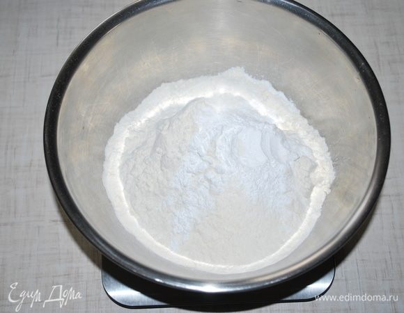 Смешать муку с разрыхлителем.