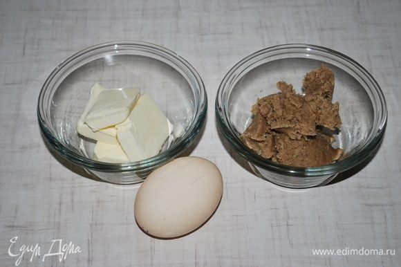 Соединить мягкое масло с ореховой пастой (75 грамм, у меня паста грецкого ореха).