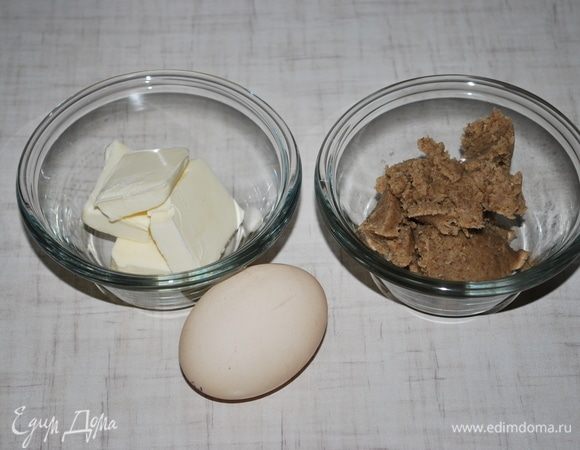 Соединить мягкое масло с ореховой пастой (75 грамм, у меня паста грецкого ореха).