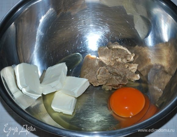 Добавить одно яйцо, растительное масло и все вместе перемешать.