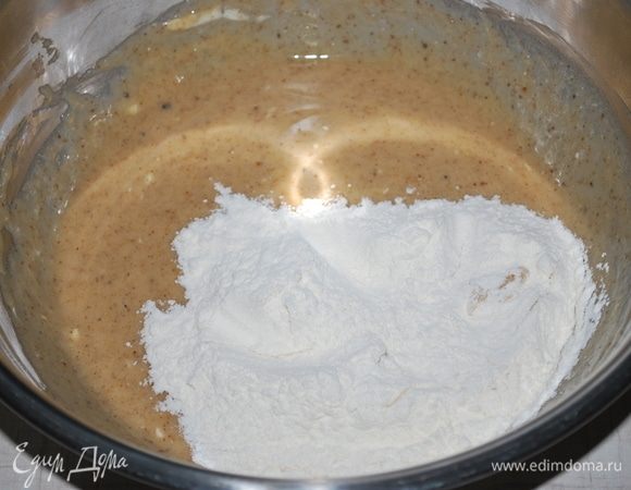 Добавить крахмал и сахарную пудру.