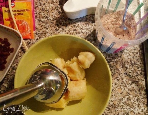 Овсяные хлопья блендером измельчить (готовую муку не советую, может горчить). Бананы тоже пюрируем блендером.
