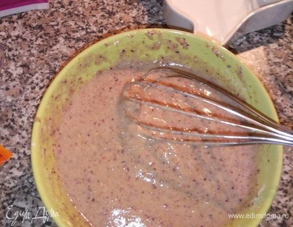 К бананам добавляем яйцо и молотую овсянку, все перемешиваем, добавляем разрыхлитель, изюм, корицу и снова перемешали.