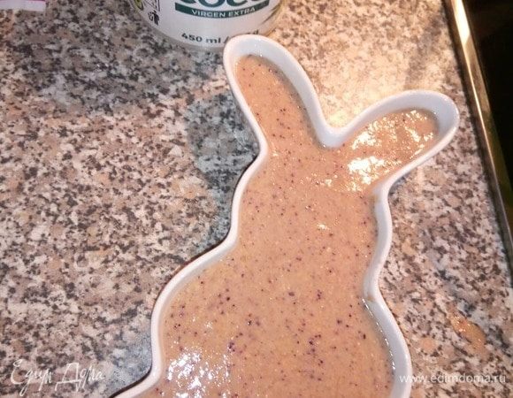 Форму смазываем маслом, выливаем тесто.