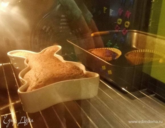 В разогретую до 180°C духовку отправляем кекс на 50–60 минут. Ориентируетесь по своей духовке, везде печет по-разному. Готовый кекс проверяйте зубочисткой, она должна быть сухой.