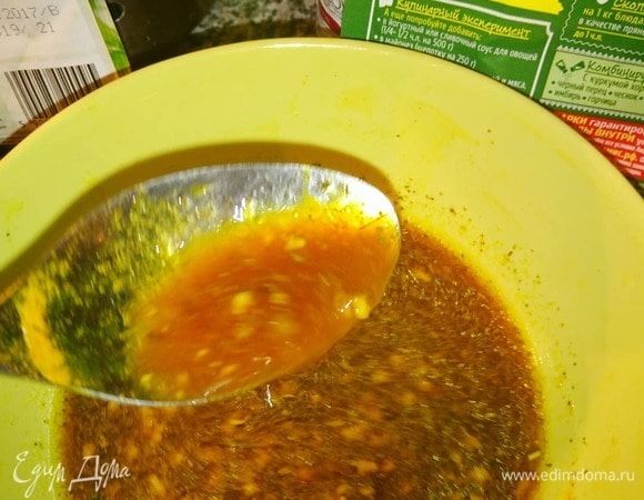 В первую очередь я приготовила маринад для курицы. Для этого выжала сок из 1 апельсина, добавила оливковое масло, соевый соус, а также молотый перец, соль, базилик и куркуму, чеснок пропустила через пресс. Все перемешала. В результате получился апельсиновый маринад с чесночной ноткой.