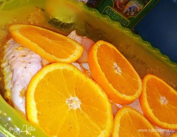Нарезала 1 апельсин тонкими кольцами и выложила поверх курицы, убрала в холодильник на 6 часов, чтобы мясо впитало в себя вкус и аромат цитрусовых, сверху можно еще немного поперчить.