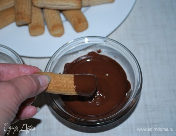 Окунаем печенье в шоколад.