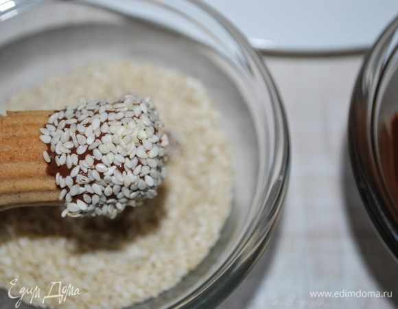 И потом окунаем в кунжут.