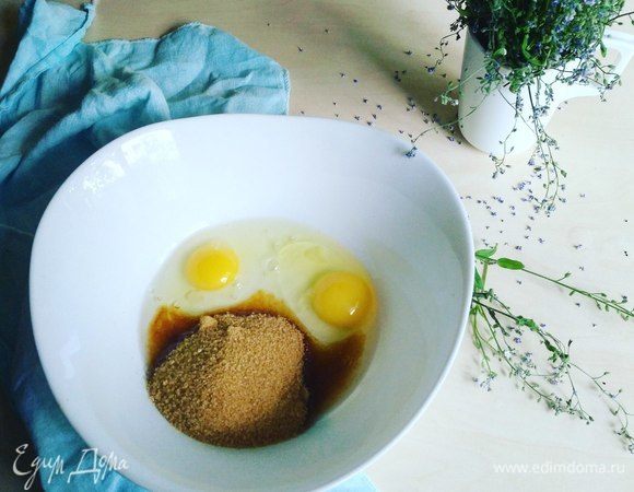 Берем 2 яйца, сахар, ванилин. Взбиваем.