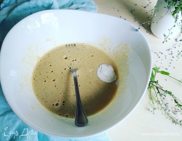 Добавляем щепотку соли и разрыхлитель. Перемешиваем.