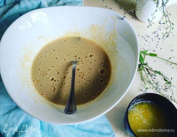 Затем добавим растопленное сливочное масло.