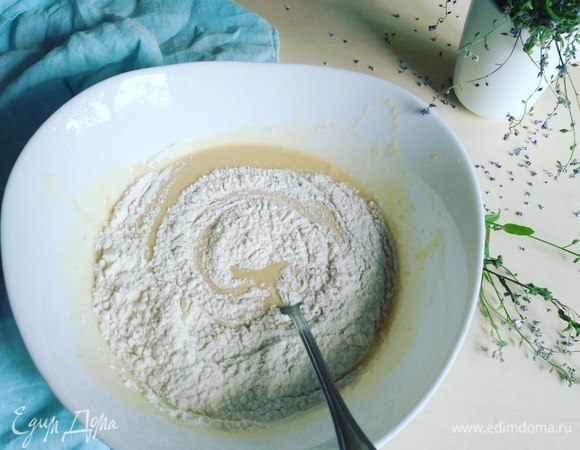 В последнюю очередь — просеянную муку. Ее может понадобиться 150–200 г. Тесто должно получиться как густая сметана.