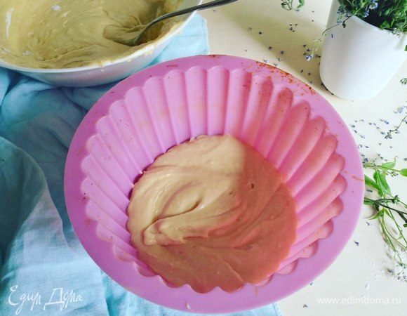 Берем силиконовую форму, кладем немного теста.