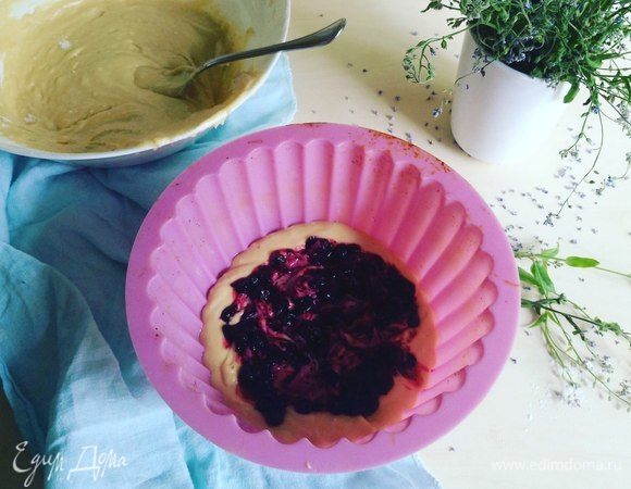 Затем немного любимых ягод (в моем случае это замороженная черника). Можно перемешать зубочисткой.