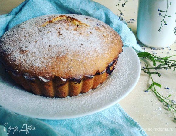 Отправляем в разогретую духовку на 45–50 минут. Готовность проверить зубочисткой. Сверху посыпаем сахарной пудрой. Приятного аппетита. Спасибо за внимание)